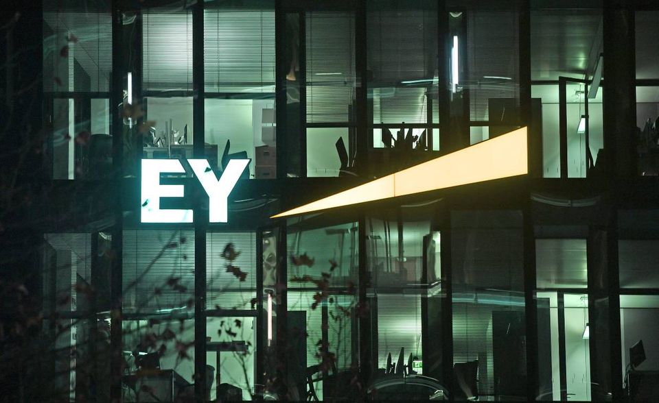 Der Wirecard-Skandal hat das öffentliche Ansehen der Wirtschaftsprüfer von EY stark beschädigt. Unter den Beschäftigten genießt das Unternehmen mit Sitz in London aber offenbar einen guten Ruf. Es kam im Ranking der besten internationalen Arbeitgeber von Great Place to Work auf Platz zehn. 78 Prozent der weltweit rund 300.000 Beschäftigten finden den Angaben zufolge: EY bietet hervorragende Arbeitsbedingungen. Dieser Wert liegt allerdings deutlich unter dem Ergebnis anderer Firmen der Top 10.