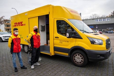 DHL und Deutsche Post gehen die Klimaneutralität langfristiger an. 2017 verkündete der Konzern das Ziel: Null Emissionen bis 2050. Bis 2025 soll die CO2-Effizienz im Vergleich zu 2007 um 50 Prozent verbessert werden, 70 Prozent der Zustellungen und Abholungen per Fahrrad oder Elektromobilität erfolgen und jährlich eine Million Bäume gepflanzt werden. Die Lieferketten der Kunden sollen durch mehr nachhaltige Angebote ebenfalls umweltfreundlicher werden. Die Unternehmensgruppe investiert bei den Ausgleichprojekten nach eigenen Angaben vor allem in kleine Klimaschutzinitiativen in Entwicklungsländern aus den Bereichen Erneuerbare Energien, Abfallentsorgung und Haushaltsgeräte (zum Beispiel die Verteilung von effizienten Öfen und Wasserreinigungsgeräten, um das Verbrennen von Holz zu reduzieren).