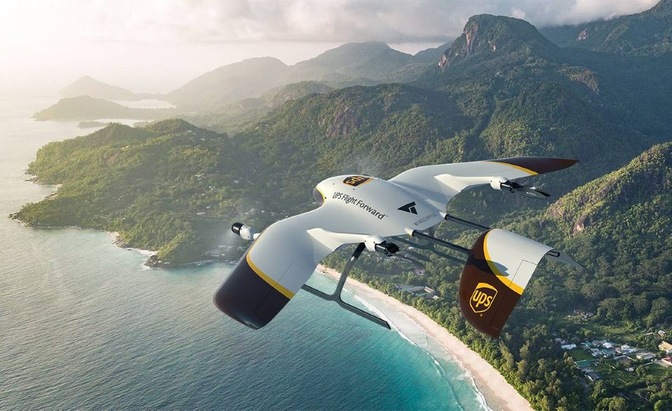UPS' Drohnensparte UPS Flight Forward hat sich im Frühjahr 2020 mit dem deutschen Drohnenhersteller Wingcopter zusammengetan. Gemeinsam werde man die nächste Generation von Lieferdrohnen für die Paketzustellung entwickeln, teilte der Konzern mit. Der Fokus liegt dabei auf einer Vielzahl unterschiedlicher Fluggeräte, die den verschiedenen Ansprüchen von Kunden gerecht werden sollen. „Die strategische Partnerschaft mit UPS wird unsere Rolle als Branchenführer in der Drohnentechnologie stärken“, sagte Tom Plümmer, CEO und Mitgründer von Wingcopter. Die Fluggeräte der Firma haben den Angaben zufolge eine Reichweite von bis zu 120 Kilometer und halten mit einer Höchstgeschwindigkeit von 240 km/h den Guinness-Weltrekord. Selbst starke Winde bis zu 72 km/h sollen die autonom fliegenden Drohnen nicht vom Kurs abbringen. Wingcopter-Drohnen haben laut dem Unternehmen auch schon Corona-Tests in Schottland zugestellt und könnten beim Pharmakonzern Merck den innerbetrieblichen Transport von Proben per Auto ersetzen.