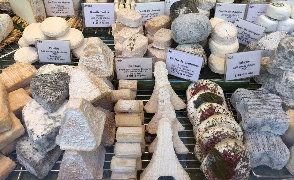 Käse Im Streit zwischen den Verhandlungspartnern geht es nicht immer nur, um die Angleichung bestehender Regeln. Auch mit Zolldrohungen versucht London immer wieder seine Verhandlungsmacht zu stärken. Ende Januar, nur wenige Tage vor dem offiziellen Brexit kündigte Premierminister Boris Johnson daher an, bei einem No-Deal-Brexit könnte das Vereinigte Königreich die Zölle auf einige französische Käsesorten um 30 Prozent anheben. Frankreich exportierte im vergangenen Jahr Nahrungsmittel im Wert von 5,5 Mrd. Euro nach Großbritannien. Neben Käse und weiteren Milchprodukten fallen dort auch Wein und Getreide ins Gewicht. Spanien zitterte zwischenzeitlich um geplante britische Zölle auf Clementinen- (16 Prozent) und Orangenimporte (3,5 Prozent). Spanien ist mit 90.000 Tonnen Hauptlieferant von Orangen für das Vereinigte Königreich.