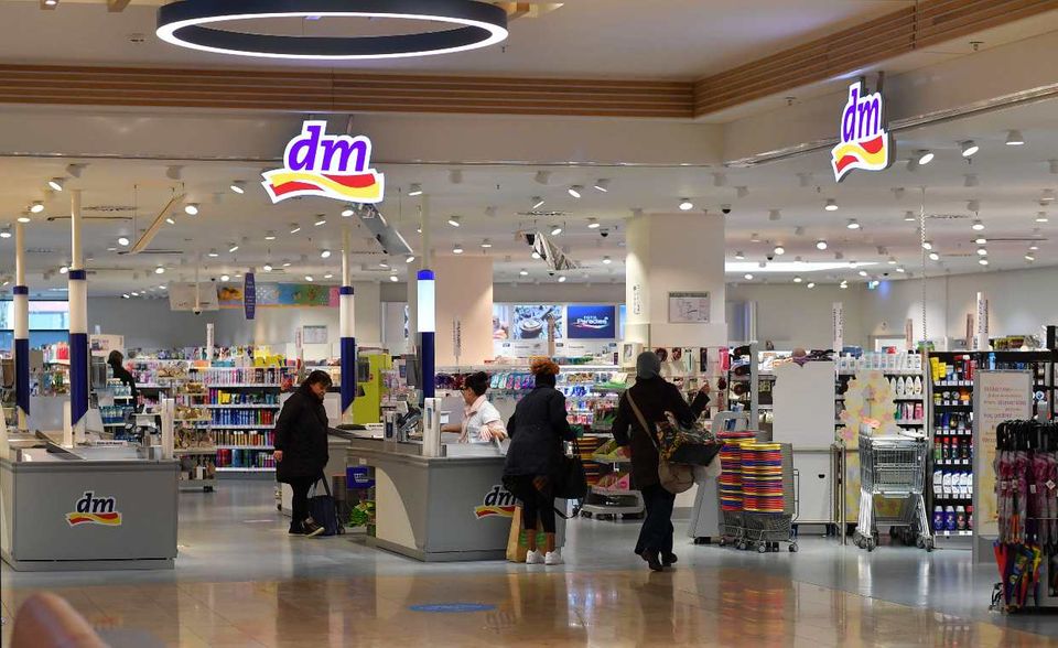 Die Drogeriekette dm hat ebenfalls zugelegt und die Vorjahresplatzierung gehalten. Das Unternehmen verbesserte sich im Brandindex von Yougov von 54,4 auf 55,4 Punkte.