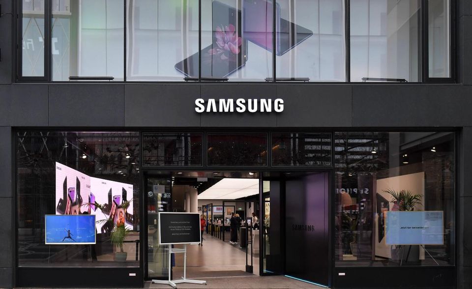 Schon wieder Samsung. Neben dem neuen Platz acht für die Klein- und Großelektro-Sparte gehört der koreanische Konzern auch als Hersteller von Unterhaltungselektronik aus Sicht der Verbraucher zu den besten Marken 2020. Samsung rutschte allerdings um zwei Plätze ab (50,1 auf 48,8 Punkte). Das reichte aber, um in der Kategorie „Unterhaltungselektronik“ Bose, Sennheiser und Sony auf die Plätze zu verweisen. Apple schaffte es in der Sparte nicht in die Top 5.