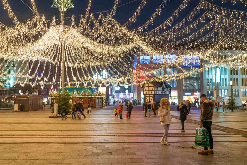 Der Weihnachtsmarkt in Essen teils schon aufgebaut, dann zum Lockdown im November gestoppt und vorläufig abgesagt