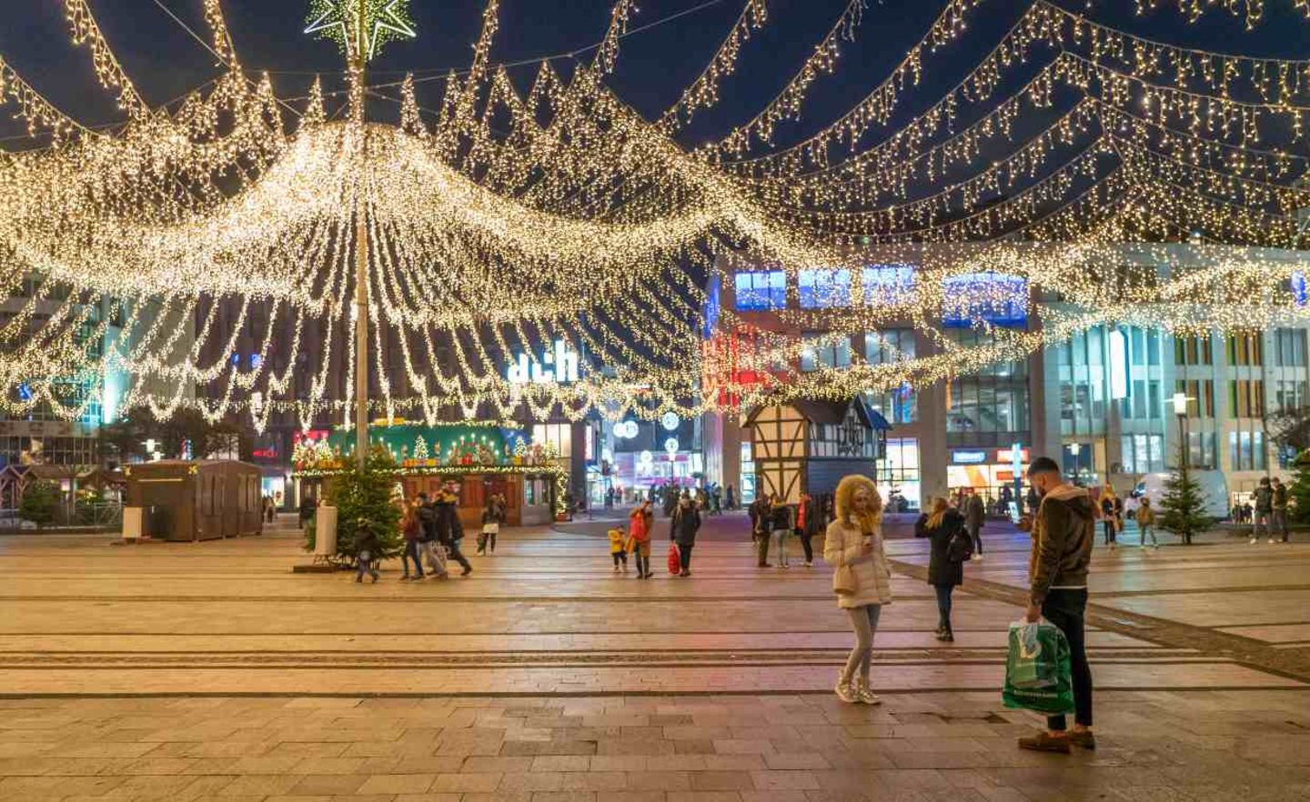 Der Weihnachtsmarkt in Essen teils schon aufgebaut, dann zum Lockdown im November gestoppt und vorläufig abgesagt