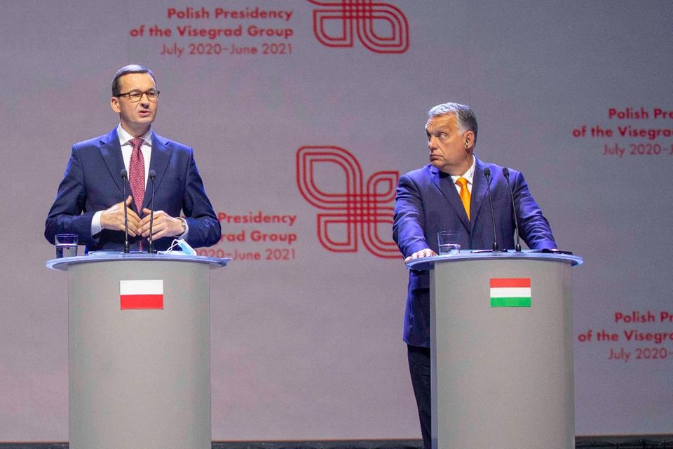 Ungarns Premier Orban (r.) und Polens Premier Morawiecki halten an ihrem Veto gegen den geplanten EU-Haushalt fest