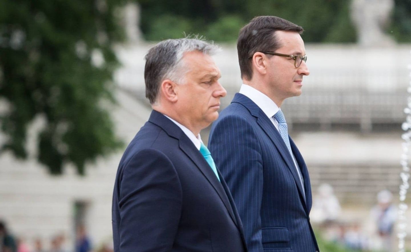 Ungarns Premier Orban (r.) und Polens Premier Morawiecki halten an ihrem Veto gegen den geplanten EU-Haushalt fest