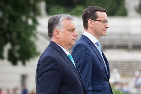 Ungarns Premier Orban (r.) und Polens Premier Morawiecki halten an ihrem Veto gegen den geplanten EU-Haushalt fest