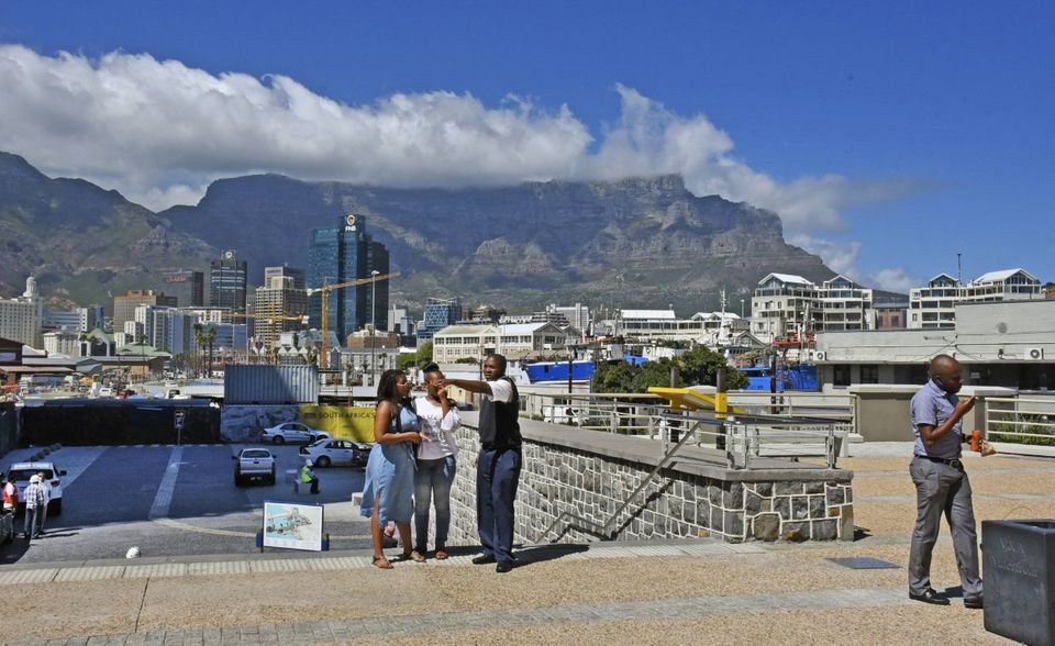 #9 Südafrika In Südafrika arbeiten 18 Prozent der Beschäftigten laut OECD sehr viel. Das bedeutete unter 40 Nationen Platz 36. Mit 14,9 Stunden Freizeit pro Tag kam das Land aber fast auf den OECD-Durchschnitt.