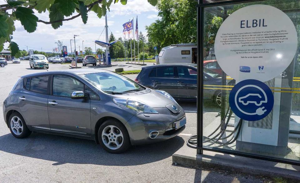 Mit Blick auf die Betriebskosten kann sich auch in Norwegen der Wechsel zur Elektromobilität rechnen. E-Autos waren dort laut LeasePlan mit 750 Euro pro Jahr mit Abstand am günstigsten. Benziner kamen auf 851 Euro, Diesel auf 913 Euro. Der Durchschnittswert von 852 Euro bedeutete Platz zwei in Europa.