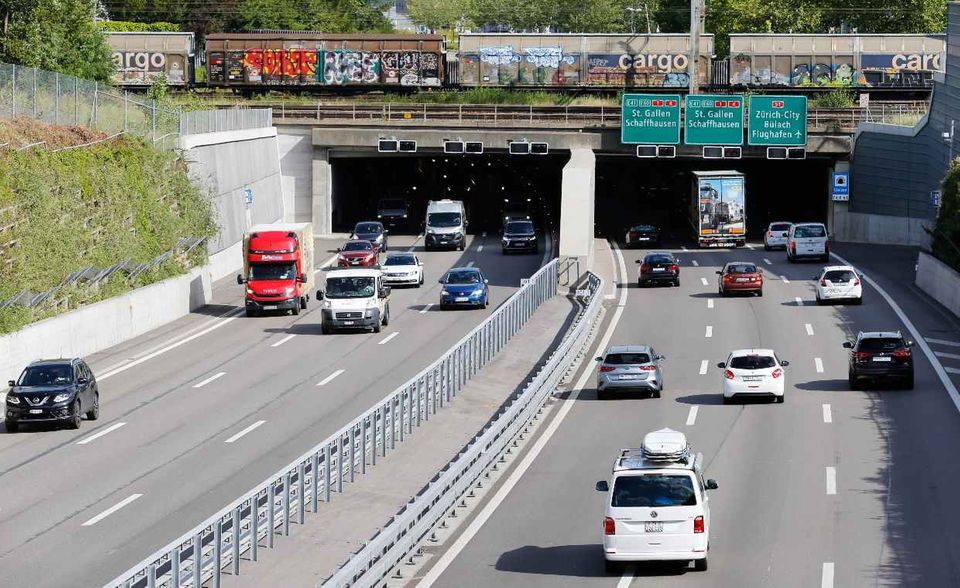 Autofahren ist in der Schweiz mit Abstand am teuersten. Die Analyse errechnete für 2020 einen jährlichen Durchschnittswert von 942 Euro, 90 Euro mehr als bei Norwegen auf Platz zwei. Die Betriebskosten für ein Auto fielen damit rund 50 Prozent höher aus als in Österreich und Dänemark. Am teuersten waren Benziner (960 Euro), gefolgt von E-Autos (949 Euro) und Diesel (925 Euro). Die niedrigsten Betriebskosten unter den 18 untersuchten Ländern konnte Ungarn mit 491 Euro vorweisen. (Hinweis: LeasePlan hatte ursprünglich andere Zahlen gemeldet und sich in einer späteren Fassung des Berichts korrigiert. Diese Rangliste basiert auf dem aktuellen Stand.)