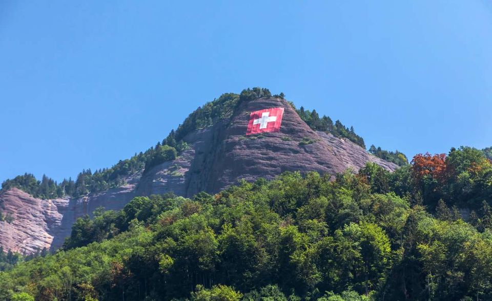 Kein Land der Welt hat laut U.S. News einen besseren Ruf als die Schweiz. Sie verteidigte damit ihren Spitzenplatz aus dem Ranking 2019. Die Alpenrepublik kam zwar in keiner der Kategorien auf Platz eins. Dafür lag sie in fünf Bereichen in den Top 10 und bei drei Themen in den Top 20. Nur beim Erbe musste sie sich mit Platz 31 begnügen. Sechs der Länder mit dem besten Image kamen bei der Bestenliste 2020 aus Europa.