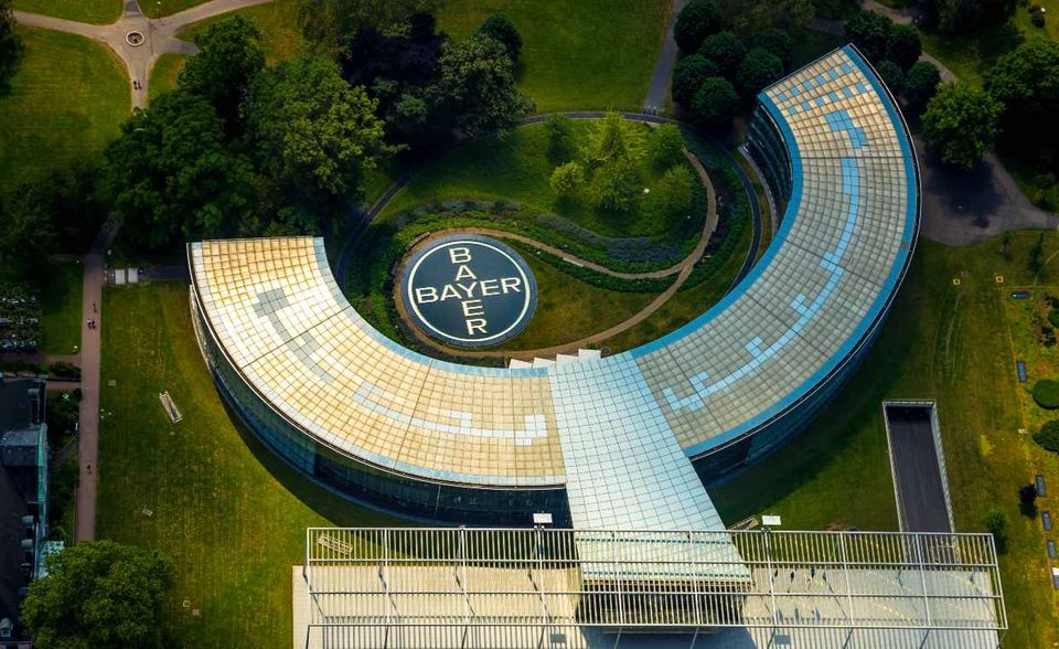 Die Bayer AG kam mit 4,3 Sternen, basierend auf 182 Bewertungen, auf Platz sieben des Arbeitgeber-Rankings von StepStone. „Neben dem attraktiven Standort loben Mitarbeiter die Arbeitnehmerfreundlichkeit“, teilte die Jobplattform mit. Ein Urteil über den Pharma- und Chemiekonzern lautete demnach: „Tolle Arbeitsatmosphäre und Teamgeist. Die persönliche Entwicklung wird sehr stark gefördert und die Möglichkeiten im Rahmen der Work-Life-Balance sind sehr gut.“