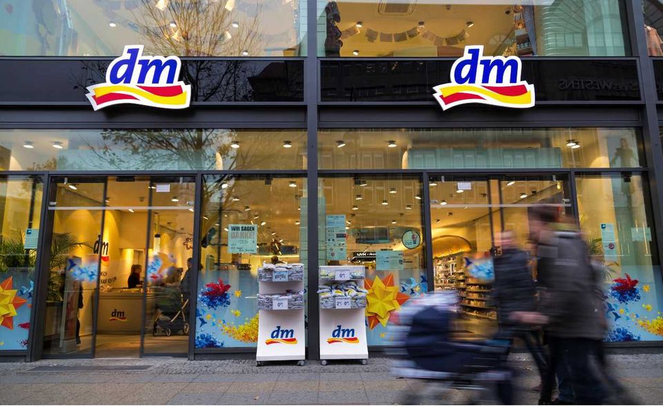 Die dm-Drogerie Markt GmbH + Co. KG wurde von Stepstone zum besten Arbeitgeber 2020 in Deutschland gekürt. Die Drogeriekette kam bei 158 Bewertungen auf 4,6 Sterne. Mitarbeiter schätzen dem Ranking zufolge insbesondere die Unternehmenskultur: „Firmenphilosophie und das Miteinander sind überragend.“ Eine aktuelle Beschäftigte würdigte außerdem die Möglichkeit zum Homeoffice, flache Hierarchien und die Möglichkeit, sich am Arbeitsplatz persönlich einzubringen.