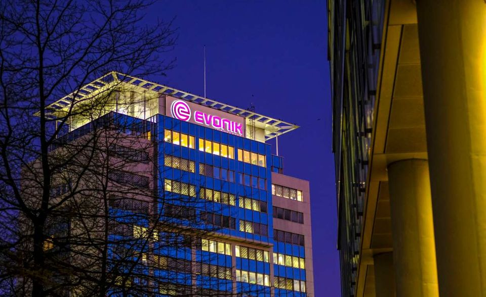 Evonik Industries landete zum Jahresende 2020 mit 104 Bewertungen und 4,4 Sternen auf Platz fünf. „Der Arbeitsplatz ist sehr sicher. Das Unternehmen zeigt ein hohes Maß an sozialem Engagement. Verbundenheit mit der Region“, urteilte ein aktueller Mitarbeiter über den Chemiekonzern aus Essen.