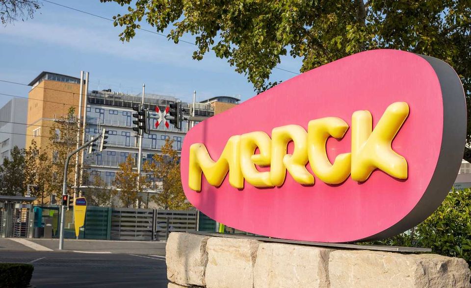 Die Pharma- und Chemieindustrie ist prominent in den Top 10 von StepStone vertreten. Mit 4,3 Sternen nach 102 Bewertungen gelang auch Merck der Sprung in die Gruppe der am besten bewerteten Arbeitgeber. Beschäftigte lobten den Angaben zufolge eine gelebte Work-Life-Balance, ein kollegiales Miteinander und dass viele neue Kollegen ab 40 oder 50 Jahren eingestellt werden.