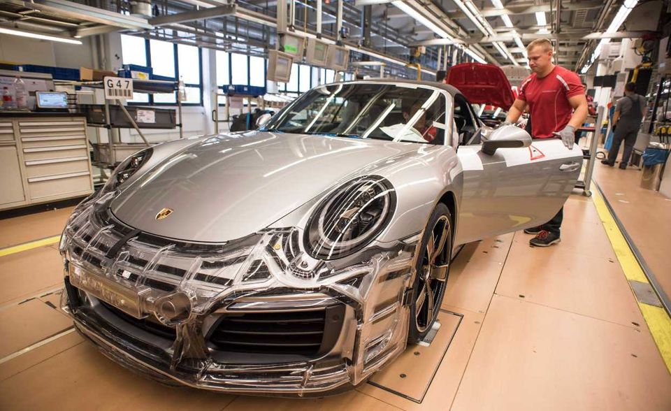 Porsche wurde ebenfalls zu einem der besten Arbeitgeber 2020 gekürt. Der Autobauer aus Stuttgart kam auf 4,4 Sterne bei 290 Bewertungen. „Gehalt super, Arbeit perfekt, jeder wird geschätzt, soziale Akzeptanz“, lobte ein aktueller Beschäftigter auf der Plattform.