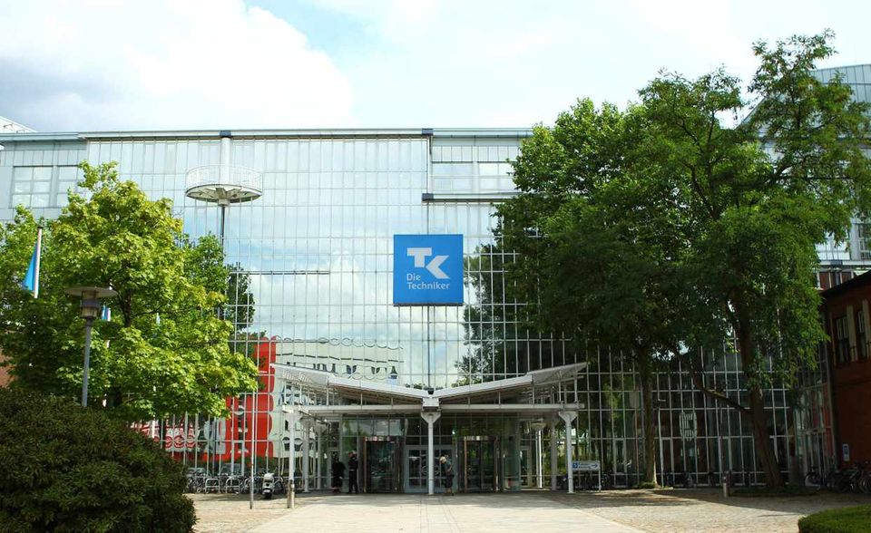 Die Techniker Krankenkasse sicherte sich mit 4,5 Sternen, basierend auf 90 Bewertungen, Platz zwei des Rankings. „Vielfältiges Aufgabengebiet, eigener Entscheidungsspielraum, nette und hilfsbereite Kolleginnen, flexible Arbeitszeiten, angemessenes Gehalt, Mehrstunden werden im Winter freiwillig geleistet und im Sommer abgebaut“, lobte eine aktuelle Mitarbeiterin.