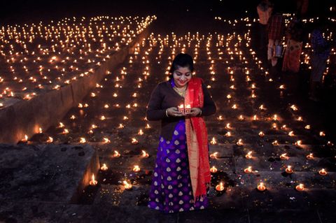 Sorge vor vermehrten Ansteckungen. Zum Lichterfest drängen in Indien viele Menschen nach draußen.