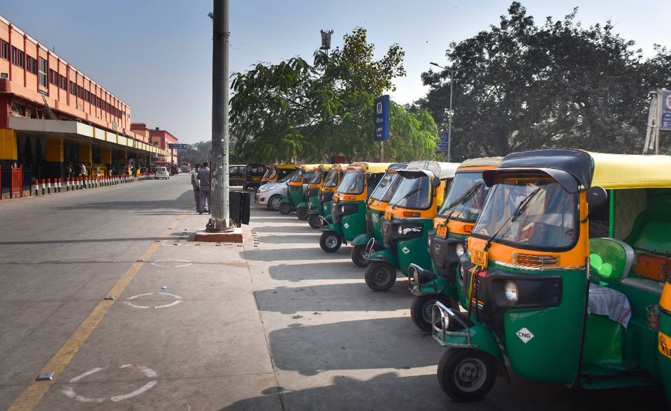 BILD Gähnende Leere vor der Old Delhi Railway Station. Nach den Ausgangssperren in der Coronakrise lähmt ein Bauernstreik das öffentliche Leben.