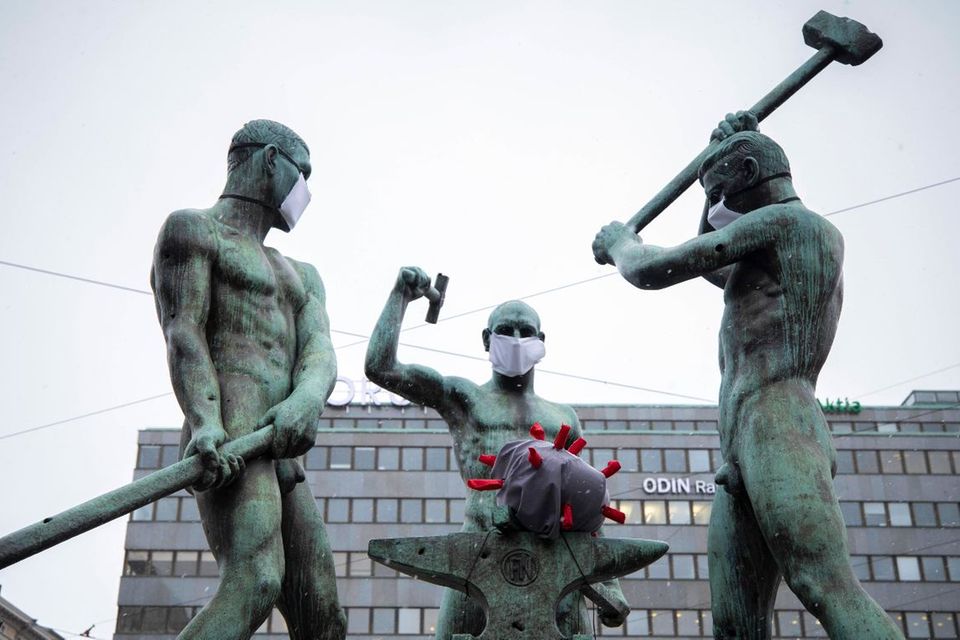 Eine Statue in Helsinki wurde für den Kampf gegen Corona verfremdet
