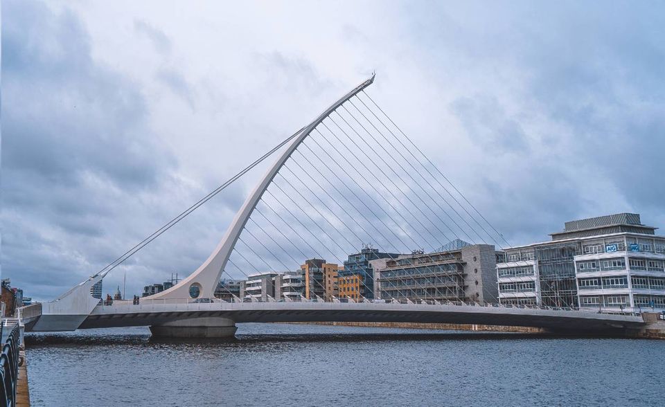 #6 Irland Bei Irland hielten sich Übertragungen innerhalb und außerhalb der EU ungefähr die Waage. Die Gesamtsumme der persönlichen Übertragungen lag bei 1,3 Mrd. Euro.