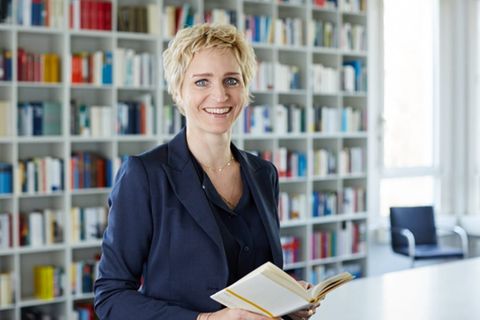Die Münchner Buchhandlung Heinrich Hugendubel GmbH & Co. KG wurde 1893 vom Namensgeber gegründet. Seit 2003 teilen sich die Geschwister Nina und Maximilian Hugendubel als geschäftsführende Gesellschafter in fünfter Generation die Firmenleitung. Nina Hugendubel hat den Job von der Pike auf gelernt und neben dem Studium der Politik, Philosophie und Wirtschaft eine Buchhandelslehre absolviert. Sie arbeitetete laut der Firmenbiografie bei Time Warner in New York und Holtzbrinck in München und Stuttgart. Hugendubel gehört nach eigenen Angaben zu den größten inhabergeführten Buchhandelsunternehmen Deutschlands und beschäftigt bundesweit rund 1700 Mitarbeiter. Neben den mehr als 150 Filialen gehört auch der Online-Auftritt eBook.de zu Hugendubel.