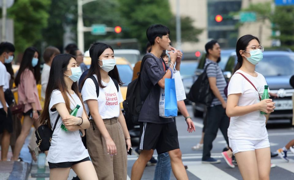 Platz 3: Taiwan Auch Taiwan konnte in der Corona-Pandemie auf bereits bestehende Strukturen zurückgreifen, wie zum Beispiel ein Seuchenkontrollzentrum. Die Gesundheitsbehörden konnten auf Daten von Krankenversicherungen zugreifen, um Verdachtsfälle zu finden und konnten die Quarantäne von Infizierten mittels Handydaten kontrollieren. Auch Apps spielten eine zentrale Rolle in der Corona-Strategie Taiwans. Hier konnte man einsehen, wo infizierte Personen sich aufgehalten hatten und wo es noch genügend Masken gab. Zwar sind auch in Taiwan noch immer die Grenzen geschlossen, aber innerhalb des Landes läuft der Alltag wieder annähernd normal.