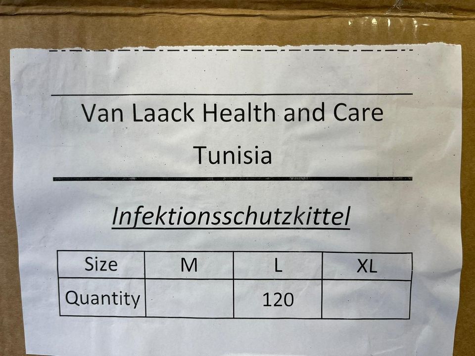 Made in Tunisia: In solchen Pappkartons wurden die Schutzkittel von Van Laack im Sommer verteilt