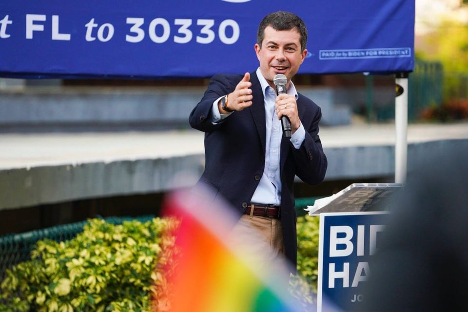 Der Verkehr ist mit Bau und Energie einer der Sektoren, die sich grundlegend ändern sollen, um Bidens Klimaschutzziele zu erreichen. Wird Pete Buttigieg als Minister bestätigt, spielt er eine gewichtige Rolle in Bidens Plänen, die marode amerikanische Infrastruktur mit Milliardensummen zu verbessern. Wie Biden erklärte, sieht er das große politische Talent der Demokraten aus Indiana vor allem als ideale Besetzung an der Schnittstelle vieler Zukunftsprobleme: „Jobs, Infrastruktur, Gleichheit und Klima kommen in diesem Ressort zusammen“, sagte er. Einem Ort, wo sich entscheiden wird, ob er seine ehrgeizigen Ziele umsetzen kann.