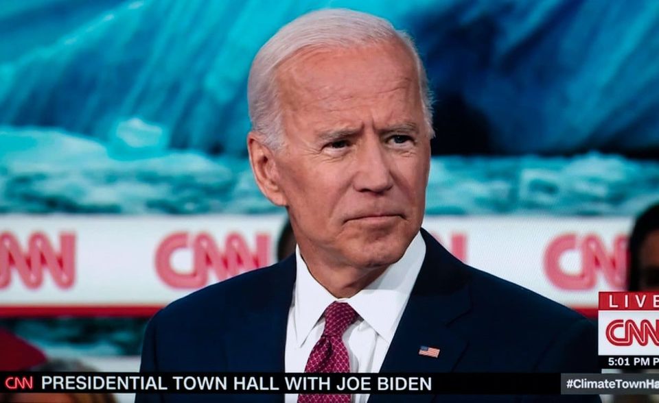 Weltweit landete Joe Biden auf Platz neun der häufigsten Suchbegriffe. Kontrahent Donald Trump schaffte es hingegen nicht in die Top 10 und tauchte auch in keiner der elf Unterkategorien auf. Selbst in der „Leute“-Rubrik reichte das Interesse an dem lautstarken Republikaner nicht für einen Platz unter den zehn meistgesuchten Menschen. In Deutschland kam PS5 (PlayStation 5) auf Platz neun der Top-Suchbegriffe.