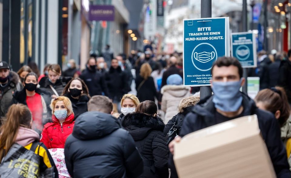„Coronavirus“ war weltweit und hierzulande der häufigste Begriff in der Google-Suche. Am größten war das globale Interesse Mitte März. Danach fiel das Suchvolumen bis etwa Ende Mai auf etwa 15 Prozent des Maximalwerts ab. Bis Ende des Jahres flachte es auf etwa fünf Prozent ab. Das Coronavirus dominierte selbstverständlich auch die Nachrichten-Charts von Google, gefolgt von den Wahlergebnissen in den USA, Iran, Beirut und Hantavirus. Weitere Top-Suchbegriffe in anderen Bereichen waren Tom Hanks, Ryan Newman, Among Us, „WAP“, „Parasite“, Dalgona Kaffee und „Tiger King“. In Deutschland landete diese Themen in den Unterkategorien auf vorderen Plätzen: RKI, Karl Dall, Hanau, George Floyd und „Wann öffnen Schulen wieder?“