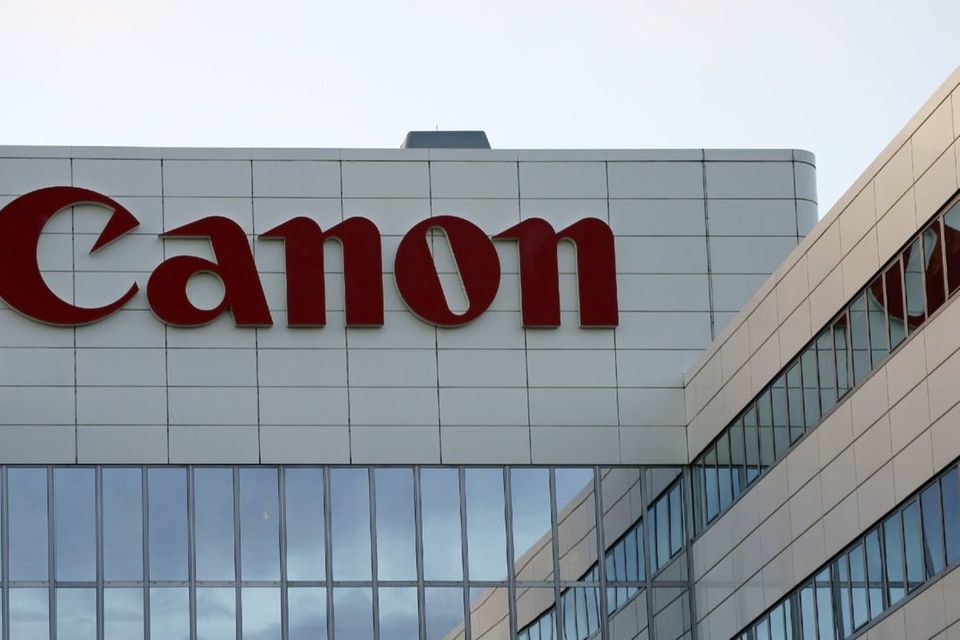 35 Plätze nach unten ging es für Canon. Für den Weltmarktführer bei digitalen Kameras aus Japan reichte es 2020 in den Fortune Global 500 nur noch für Platz 380. Der Umsatz ging den Angaben zufolge um 7,9 Prozent auf 33 Milliarden Dollar zurück.