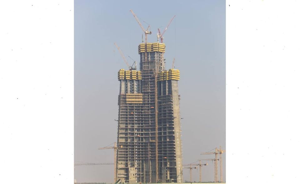 Nur zehn Gebäude weltweit sind derzeit höher als 500 Meter. Die beiden Spitzenreiter dieser Liste treten diesem exklusiven Kreis bei, wobei die Nummer eins ihre eigene Kategorie erschafft. Der Jeddah Tower soll einen Kilometer hoch werden. Damit würde der Turm in der saudi-arabischen Hafenstadt Dschedda das neue höchste Gebäude der Welt werden. Diesen Titel trägt seit 2010 der Burj Khalifa in Dubai mit 828 Metern. Allerdings scheint auch bei diesem Mega-Wolkenkratzer viel Luft mit im Spiel zu sein. Der Burj Khalifa ist laut dem Council on Tall Buildings and Urban Habitat nur bis zu einer Höhe von 585,4 Metern nutzbar. Ähnlich könnte es beim Jeddah Tower aussehen, der von einer dünnen Spitze gekrönt wird. Er hat nämlich mit 167 Stockwerken nur vier Etagen mehr als der Burj Khalifa.