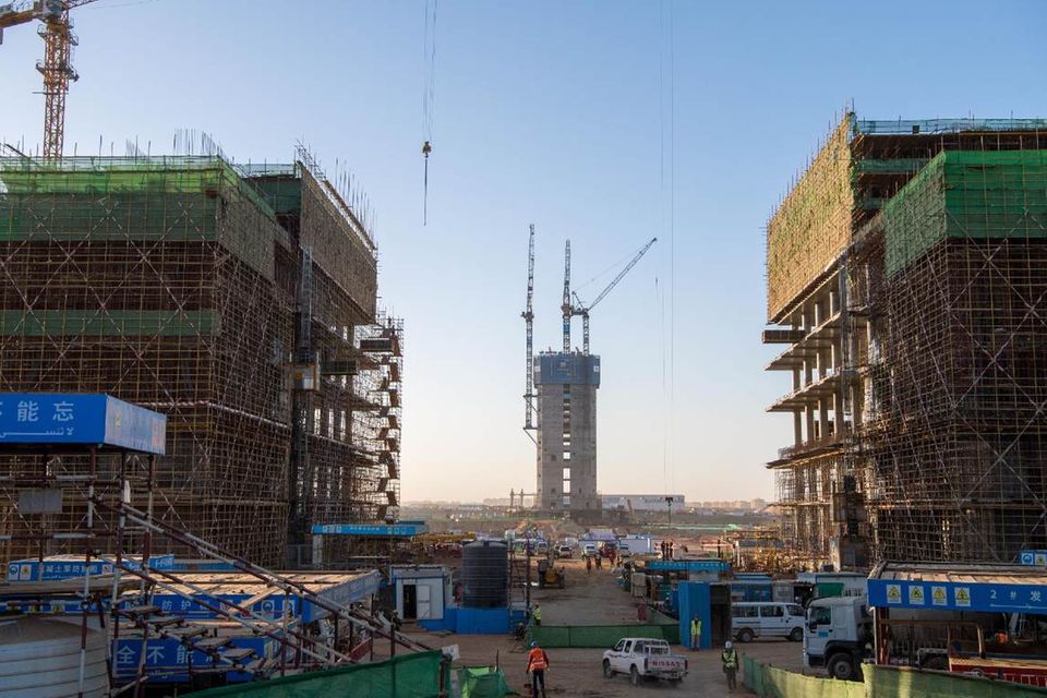 Der Iconic Tower in Kairo trägt seinen Namen zurecht. Der Wolkenkratzer soll nach seiner Fertigstellung 2023 rund 385 Meter messen. Damit wäre er fast dreimal so hoch wie das bislang höchste Gebäude der ägyptischen Hauptstadt, das Außenministerium (143 Meter). Im internationalen Vergleich reicht es für das Bürogebäude in der Rangliste des Council on Tall Buildings and Urban Habitat aber nur für Platz 22. Die Plätze 21 bis 19 gehen an Wolkenkratzer in China. Wir ignorieren die Volksrepublik bis zur Top 10 und machen weiter mit Rang 18.