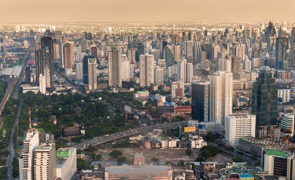 One Bangkok O4H4 hingegen will der Konkurrenz keine Chance lassen. Der Wolkenkratzer soll ab 2025 auf 92 Stockwerken Hotelzimmer und Büros beherbergen. Wenn alles läuft wie geplant, wird er mit 436,1 Meter ganze 120 Meter höher sein als der bisherige Platzhirsch in Bangkok, Magnolias Waterfront Residences Tower 1.