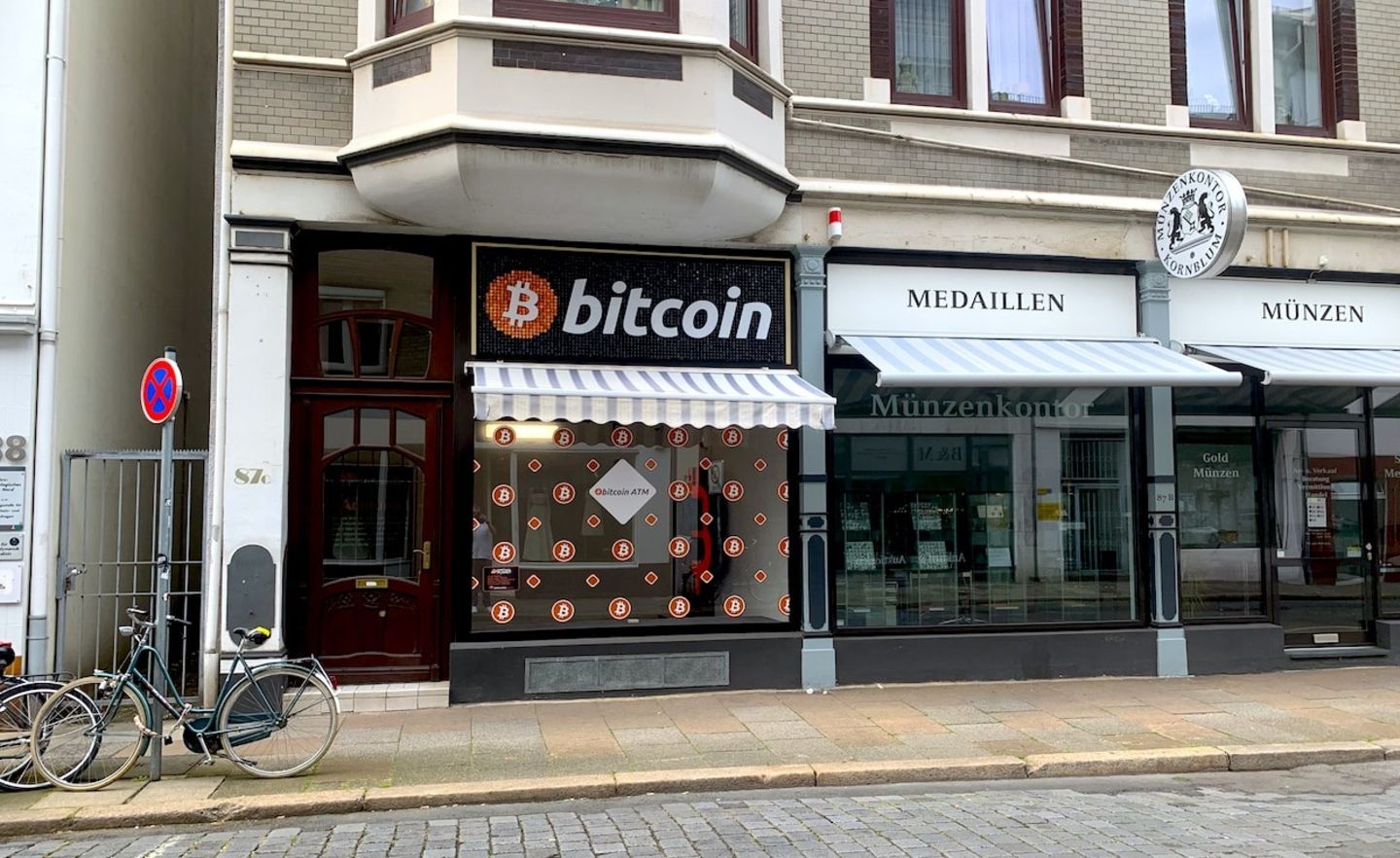 Bitcoin-Automaten bekommen mitunter eigene Filialen, wie bei diesem Beispiel in Bremen von der polnischen Firma Shitcoins