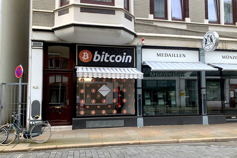 Bitcoin-Automaten bekommen mitunter eigene Filialen, wie bei diesem Beispiel in Bremen von der polnischen Firma Shitcoins