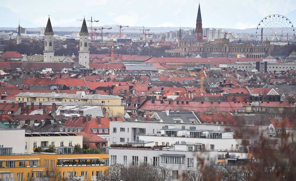 Bayern belegte in der Alleinlebenden-Rangliste Platz zwei. Die Statistiker zählten 2,6 Millionen Singles in Einpersonenhaushalten (1,3 Millionen Frauen, 1,2 Millionen Männer). Damit war der Freistaat aber weit vom Spitzenreiter entfernt.