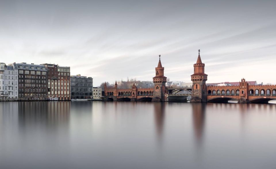 Berlin liegt bei der Gesamteinwohnerzahl unter den Bundesländern nur auf Platz acht. Der Stadtstaat verzeichnet aber als Metropole besonders viele Singles. Berlin erreicht als erstes Bundesland die Marke von einer Million Alleinlebenden. Der Wert lag 2019 laut Statistischem Bundesamt bei 1,1 Millionen (535.000 Frauen, 524.000 Männer).