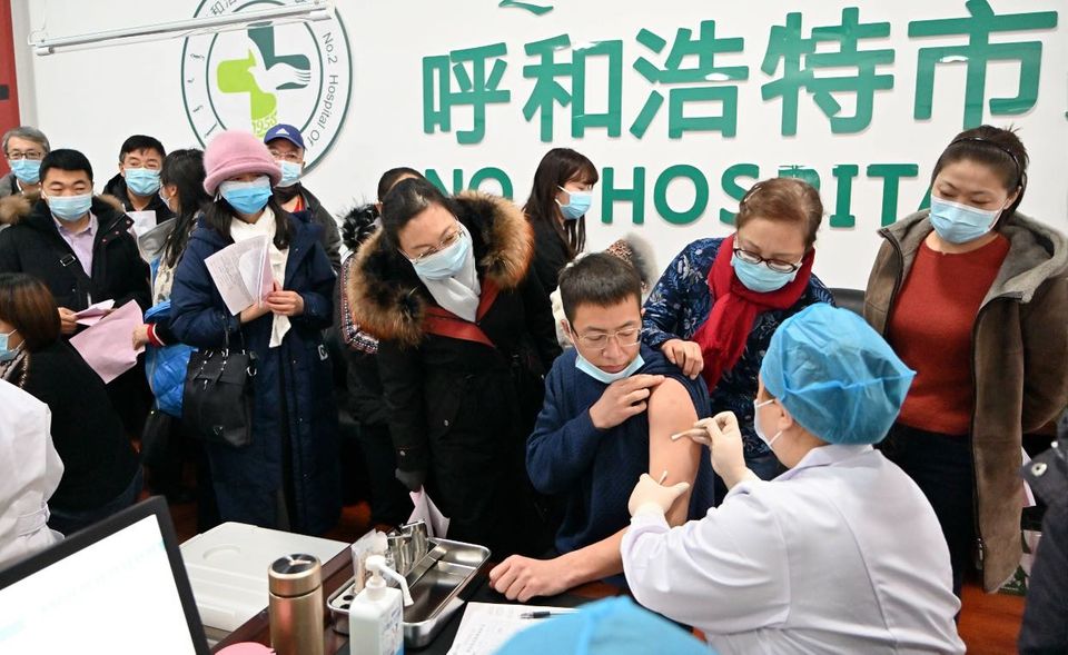 Die chinesische Impfkampagne gegen Covid-19 erreichte Ende Dezember die innere Mongolei. Die Volksrepublik hat zum Jahreswechsel bereits 4,5 Millionen Menschen Impfstoff gegen den neuartigen Corona-Erreger verabreicht und ist damit gemessen an der Gesamtzahl weltweit führend. Die chinesischen Gesundheitsbehörden verwenden nach Angaben der National Health Commission die heimischen Vakzine CNBG und Sinovac. Täglich werden rund 200.000 Menschen erreicht. Bei der Impfquote liegt China mit 0,31 Prozent auf Platz acht.