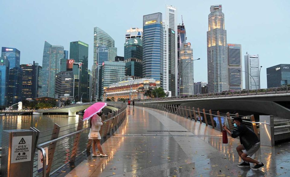In keinem Land der neuen Freihandelszone erwirtschaftet jeder Einwohner ein so hohen BIP wie in Singapur. Der Mini-Stadtstaat kam 2019 im Ranking des Internationalen Währungsfonds auf durchschnittlich 101.458 internationale Dollar je Einwohner. Das bedeutete weltweit Platz drei hinter Macau und Luxemburg. Wie ungleich die Wirtschaftsleistung in der RCEP verteilt ist, wird deutlich beim Blick auf die Länder jenseits der Top 10. Die Spanne reicht von Vietnam auf Platz elf (10.538 Euro) bis Kambodscha auf Platz 15 (4571 Euro).