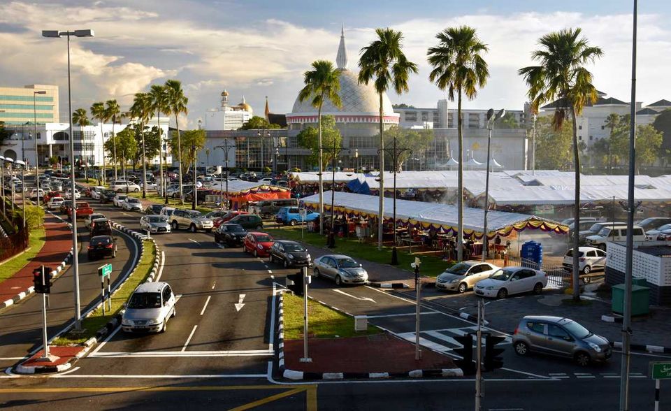Brunei haben viele Menschen vermutlich nicht im Blick, wenn es um die wirtschaftlich stärksten Mitglieder der asiatisch-pazifischen Freihandelszone geht. Das Sultanat lag aber mit einem pro-Kopf-BIP von 61.000 internationalen Dollar 2019 weltweit auf Platz zwölf, vor Ländern wie Dänemark, Island oder Deutschland. Vom Spitzenreiter aber war auch Brunei weit entfernt.