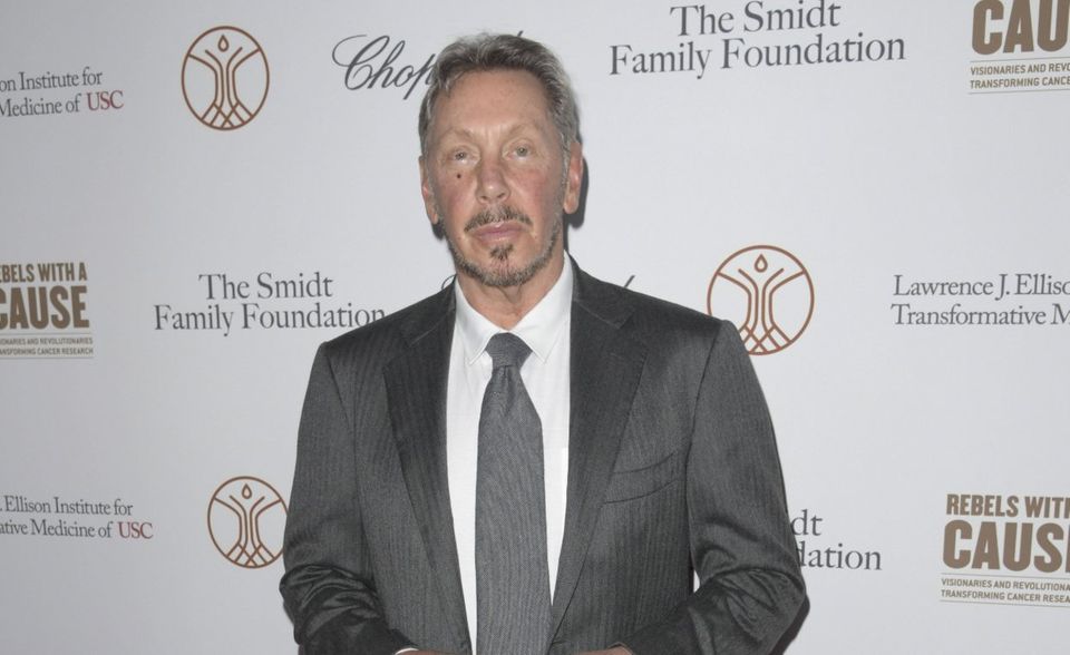 Mit einem Vermögen von 80 Mrd. US-Dollar liegt Larry Ellison aktuell auf Platz zehn des Bloomberg-Milliardärs-Rankings. Im Dezember gab der Oracle-Gründer bekannt, dass sein Konzern nach Texas ziehen werde. Ellison geht allerdings nicht mit an den neuen Firmensitz in Austin. Nach eigenen Angaben will er Oracle „mit der Macht von Zoom“ von der Hawai-Insel Lanai lenken. Seit 2012 gehört die Insel Ellison zu 98 Prozent.