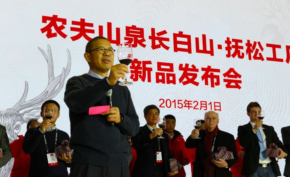Zhong Shanshan gilt als einer der größten Aufsteiger im Club der Milliardäre. Der erfolgreiche Börsengang seines Mineralwasserkonzerns Nongfu Spring hat Shanshan an die Spitze der chinesischen Superreichen katapultiert. Im Bloomberg-Ranking liegt Shanshan mit einem Vermögen von 93, 1 Mrd. US-Dollar auf Platz sechs der reichsten Milliardäre. Der Nongfu-Gründer hält 84 Prozent der Firmenanteile. Außerdem ist Shanshan mit 75 Prozent an dem Pharmaunternehmen Beijing Wanda Pharmacy Enterprise beteiligt, das im vergangenen Frühjahr einen noch steileren Start an der Börse hinlegte.