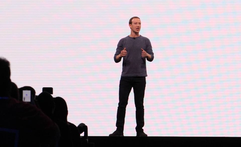 Mark Zuckerberg ist mit Abstand der Jüngste unter den zehn Superreichen. In der Corona-Krise wuchs das Vermögen des Facebook-Chefs noch einmal gehörig. Die Wachstumskurve zeigte dabei bis zuletzt steil nach oben. Im aktuellen Bloomberg-Ranking liegt Zuckerberg mit einem Vermögen von 102 Mrd. US-Dollar auf Platz fünf der reichsten Milliardäre.
