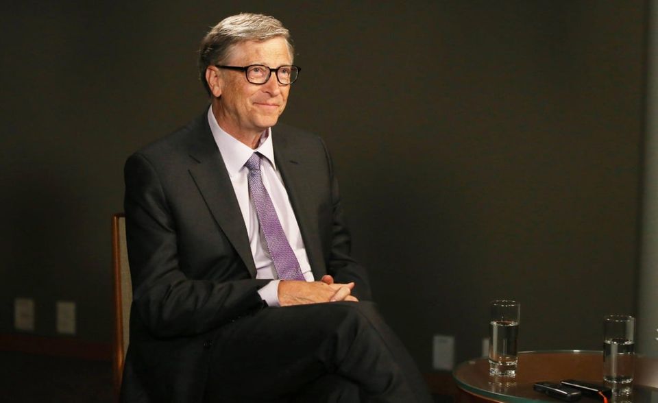 Für Microsoft-Mitgründer Bill Gates ging im März 2020 eine Ära zu Ende. Er zog sich aus dem Aufsichtsrat des Unternehmens zurück. Laut Forbes besitzt er mittlerweile nur noch etwas über ein Prozent der Microsoft-Aktien. Er habe im Laufe der Jahre Microsoft-Anteile im Wert von fast 36 Mrd. US-Dollar an die gemeinnützige Stiftung mit Ehefrau Melinda gespendet. Trotzdem reicht sein aktuelles Vermögen aus, um unter den drei reichsten Milliardären mitzumischen. Laut Bloomberg beläuft es sich auf 134 Mrd. US-Dollar.