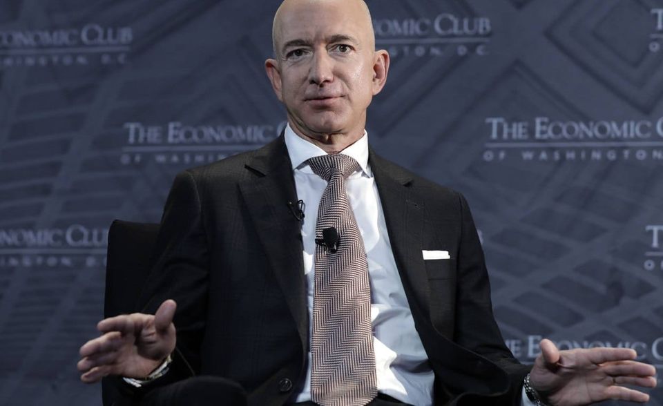 Bei Forbes ist Jeff Bezos immer noch der reichste Mensch der Welt. Im Bloomberg-Ranking muss der Amazon-Chef diesen Titel nach mehr als drei Jahren aber räumen. Er wird es verschmerzen: Mit einem Vermögen von 185 Mrd. US-Dollar bleibt Bezos auf Platz zwei. Wie viele Techmilliardäre konnte auch der Amazon-Chef von der Corona-Krise profitieren. Die höhe Nachfrage beim Online-Handel und Cloud-Geschäft ließ den Börsenkurs des Online-Riesen steil nach oben schießen – um mehr als 64 Prozent wie Forbes berichtete. Laut dem Wirtschaftsmagazin hält Bezos 11,1 Prozent der Firmenanteile.