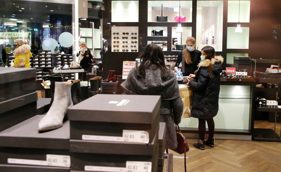 Für Kleidung und Schuhe gaben private Haushalte in der EU 2019 rund 4,6 Prozent ihres Budgets aus, wie Eurostat mitteilte. Das bedeutete Platz sieben.