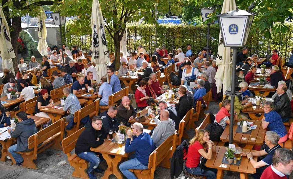 In diesem Bereich könnte sich die Corona-Krise bei der nächsten Jahresstatistik hingegen negativ auswirken. 2019 haben die Haushalte in den EU-Mitgliedsstaaten noch jeweils 8,7 Prozent ihrer Ausgaben für Restaurants und Hotels sowie für Freizeit und Kultur aufgewendet. Damit teilten sich die beiden Posten den vierten Platz.