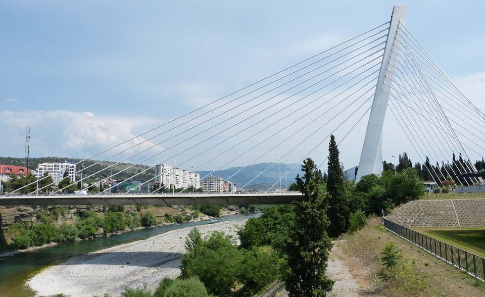 Podgorica schafft es auf Platz neun. Die Preisen für die Fitnessstudio-Mitgliedschaft und sowie Lebensmittel zählen zu den niedrigsten im treated-Ranking. Außerdem hat Montenegros Hauptstadt die niedrigsten Co2-Emissionen. Das liegt auch an der Fortbewegung der Montenegriner: Fast die Hälfte der (44,44 Prozent) läuft oder fährt mit dem Fahrrad zur Arbeit.